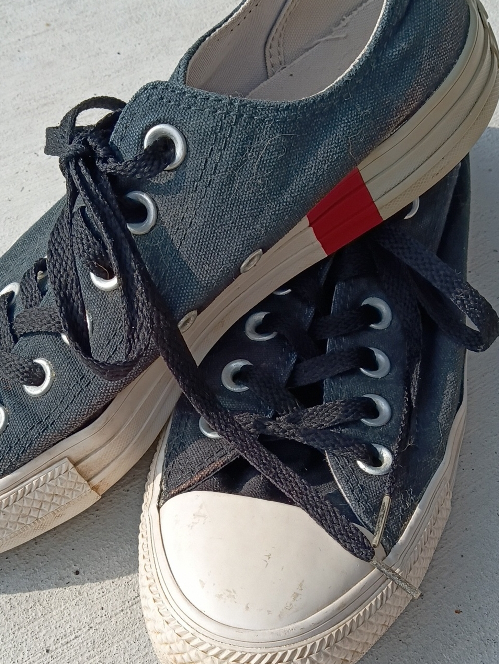 Vintage Converse Black Canvas Low-Top Sneakers with White Toe 7.5